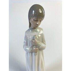 Lladro #562 NAO Girl holding Candle to Chest figurine